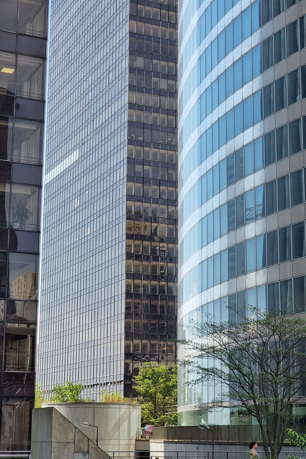 Immeuble de bureaux avec fontaines